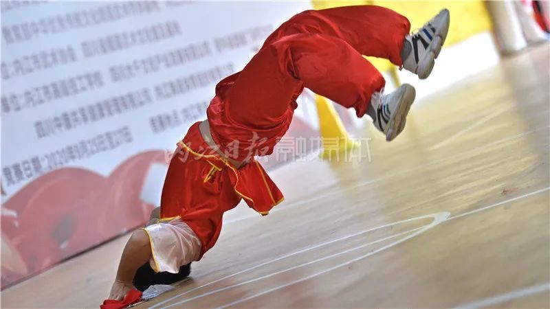 激烈角逐过后，冠军神采奕奕登场的简单介绍