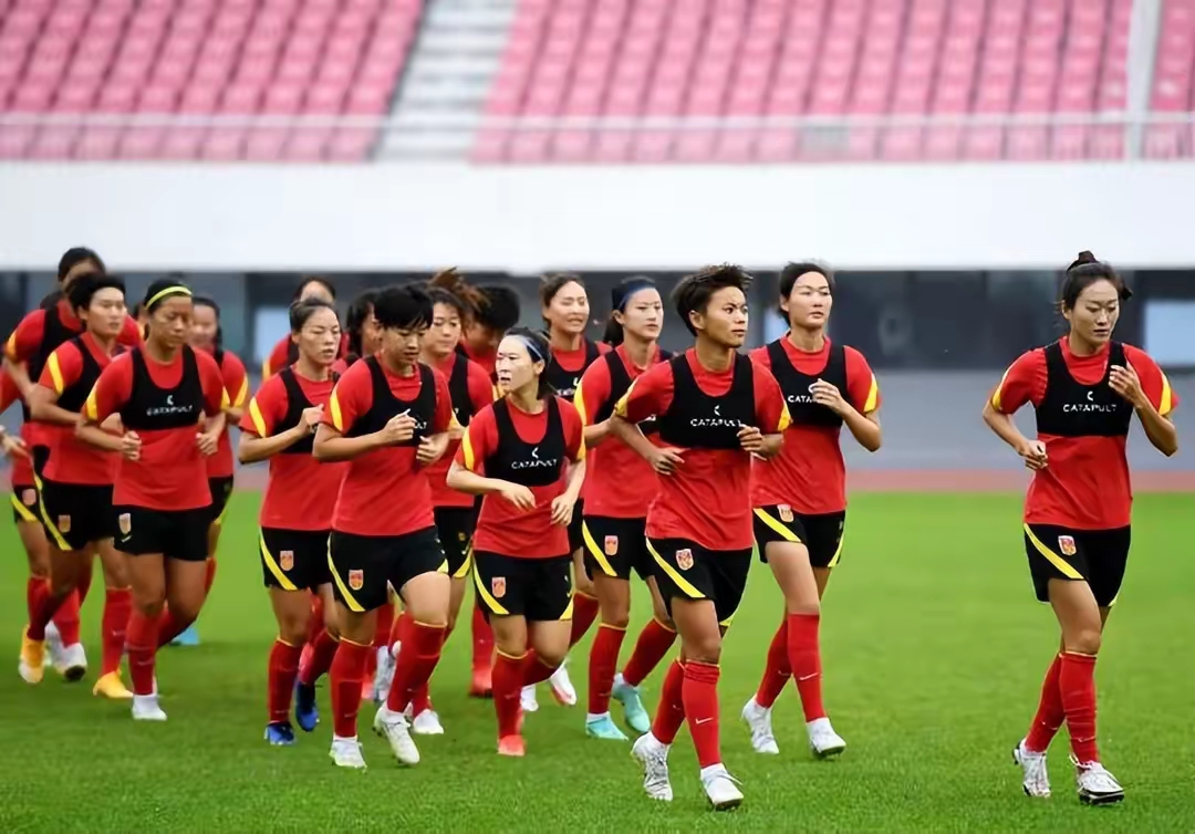 女足比赛赛场上演精彩对攻，观众情绪高涨的简单介绍