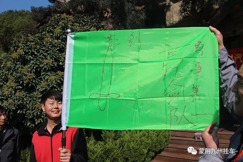 -包含青岛黄海队员积极备战，展现团队团结战胜困境的词条